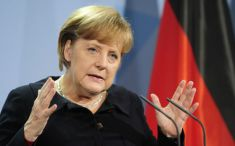 Merkel l-a sunat pe Poroşenko şi au discutat despre aplicarea armistiţiului în estul Ucrainei