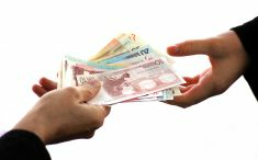 Moldovenii care muncesc în străinătate trimit acasă tot mai mulţi bani