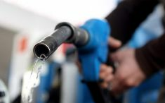 Benzina se ieftineşte la cote record în Franţa şi SUA